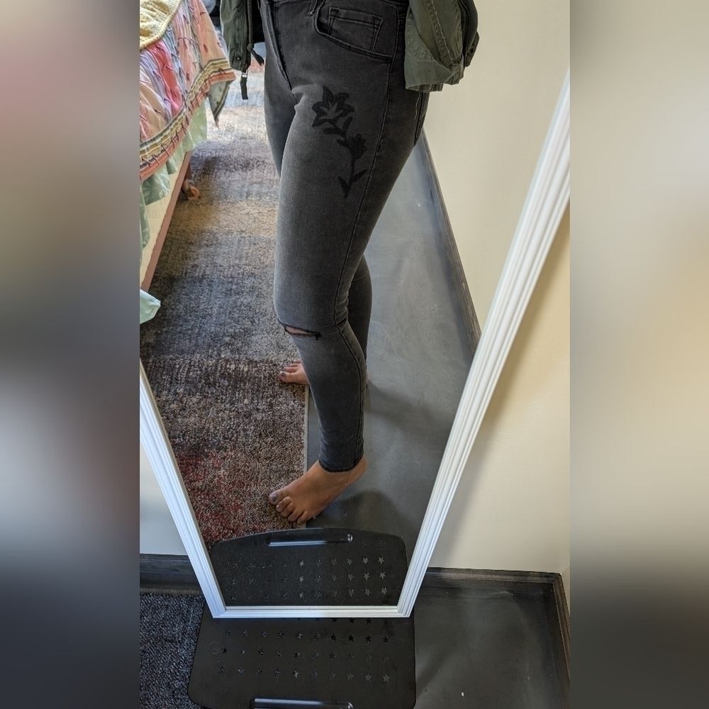 💕 3 for 12💕Old Navy Black Skinny jeans with Floral Design Size 6